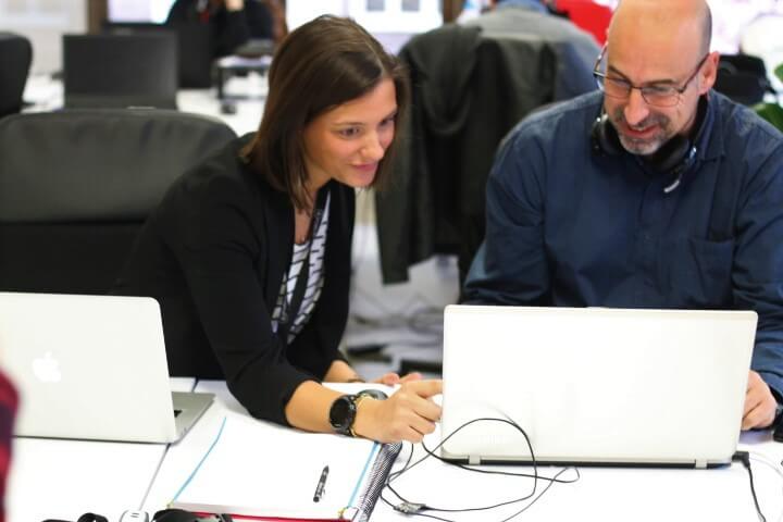 Hombre y mujer trabajando en equipo  con un ordenador.